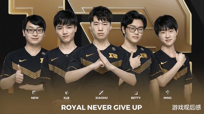 群中依然潜 群中依然潜